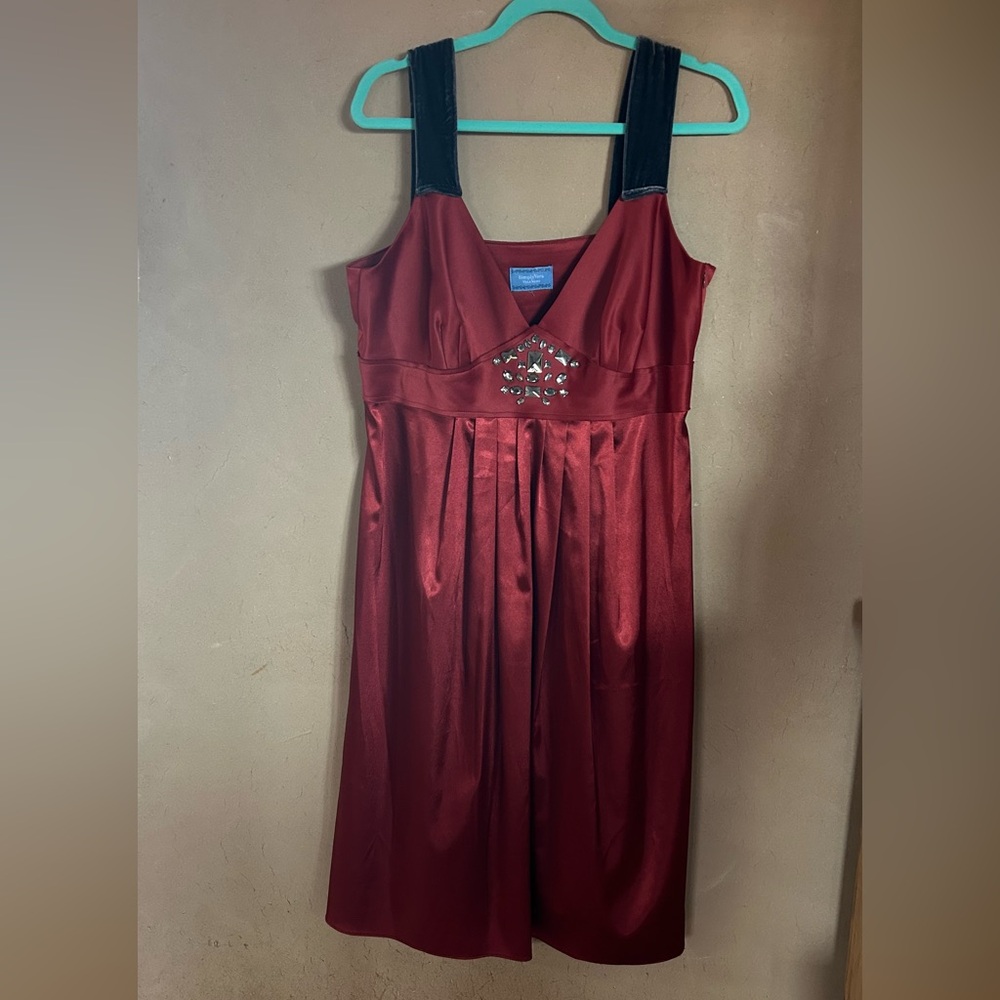 Sleeveless burgundy silk dress